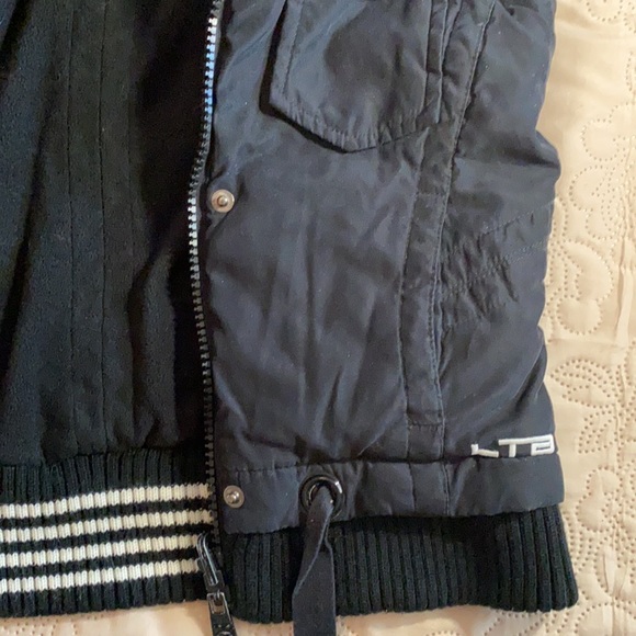 Sleeveless jacket with many pockets and high neck - Picture 4 of 9